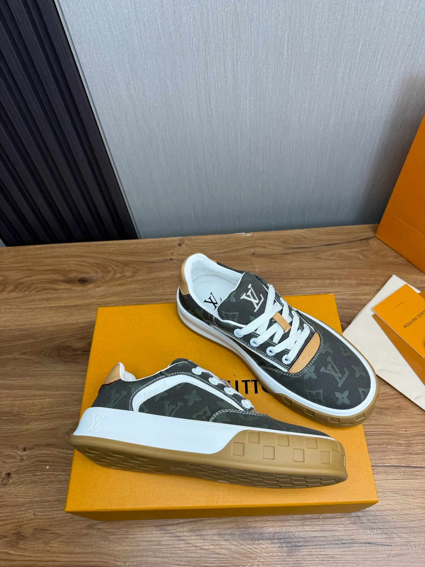 Men's shoes 620💰 Lv. Top purchasing agent🇮🇹 Louis Vuitton, sports sneakers counter synchronization, uppers imported from Italy, high-quality splicing and complex handicrafts, imported mesh pads are soft and comfortable, soles: original factory special soles, TPU exclusive movable molded soles super comfortable, original factory single goods, 🔍🔍high quality, you can enter and exit the counter at will, welcome to compare, code number 38-44 (customized 38.45)
